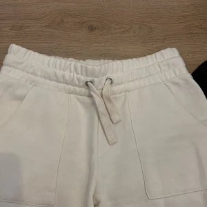 Populära mjukisbyxor  - Säljer dessa populära mjukisbyxorna ifrån Lager 157, strl S. Använd 2-3ggr, de är bootcut och låg midja.