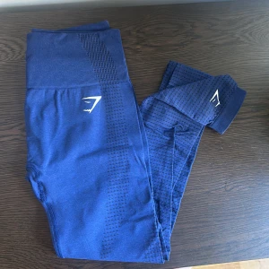Gymshark tights - Tights från Gymshark. Strl S, enbart använda fåtal gånger. (Marinblå i verkligheten)