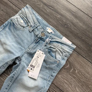 Ljusblå jeansbyxor från Gina Young - Snygga ljusblå jeansbyxor från Gina! Köpte i fel storlek därför säljer jag. Ord pris 349🌟