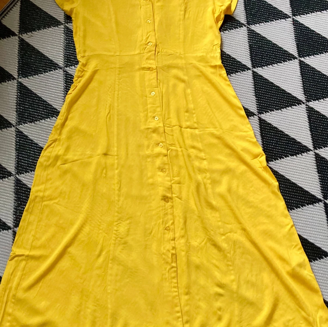 Gul klänning med knappar