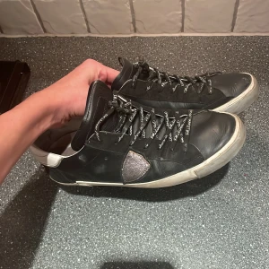 Philippe Model - Unika philippe model skor inköpta för 2599. Mycket bra skick sparmsamt använda. Mitt pris : 1400, kan diskuteras vid en snabb affär. Hör av er vid minsta fråga