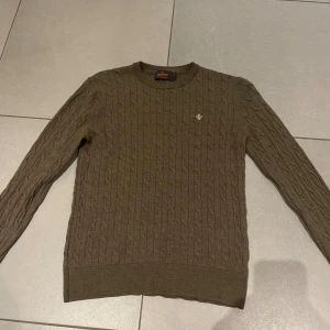 Morris tröja - Morris tröja i storlek m men är väldigt liten i storlek. En stilren tröja med Morris märket på bröstet. Hör bara av er om ni undrar något! Pris ej hugget i sten