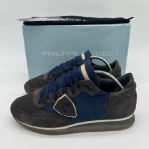 Blå och grå sneakers från Philippe Model - Tjena säljer mina Philippe models skor eftersom dom har blivit för små. (Bara skorna följer med). Perfekt till slutet av vintern och till våren! Pris kan diskuteras:) storleken är 40 men sitter som 41!!