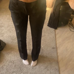 Svarta byxor - Snygga svarta byxor med en rak passform. Perfekta för en stilren look. De har en klassisk design som passar till många olika tillfällen.