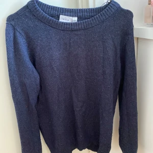 Mörkblå tröja från Vila - Säljer en mörkblå stickad tröja från Vila i storlek S