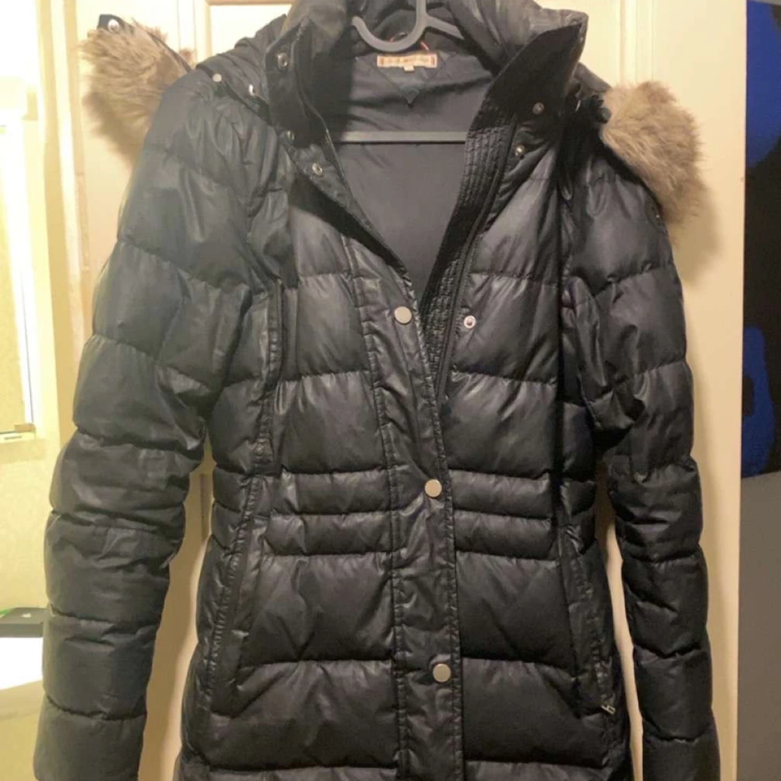 Svart dunjacka med pälsdetaljer