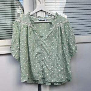Kortärmad blus - Söt kortärmad blus ifrån Zara! Den är i en mintgrön färg med cremefärgade prickar och spetsdetaljer!😇💓 I superfint skick! Inga defekter💓 Väldigt luftig och perfekt för varma sommardagar!!🍋☀️