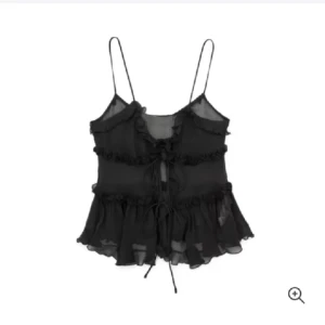 Super söt Zara blus - Helt ny men banden är slitna men inget annat som jag vet! Super eftertraktad 300kr 230 vid snabbt köp! Eller köp av flera saker. Kolla gärna in annat för större rabatt 