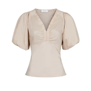 Beige blus med puffärmar - NEO NOIR BLUS IRINA POPLIN 🤍 beige blus från neo noir med puffiga kortärmar och v-ringning. Aldrig använd