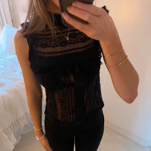 Svart spetsblus  - Super söt svart blus. Aningen genomskinlig, inget man tänker på så. Väldigt stilren som passar till en festligare outfit. Skriv gärna för fler bilder och funderingar🩷