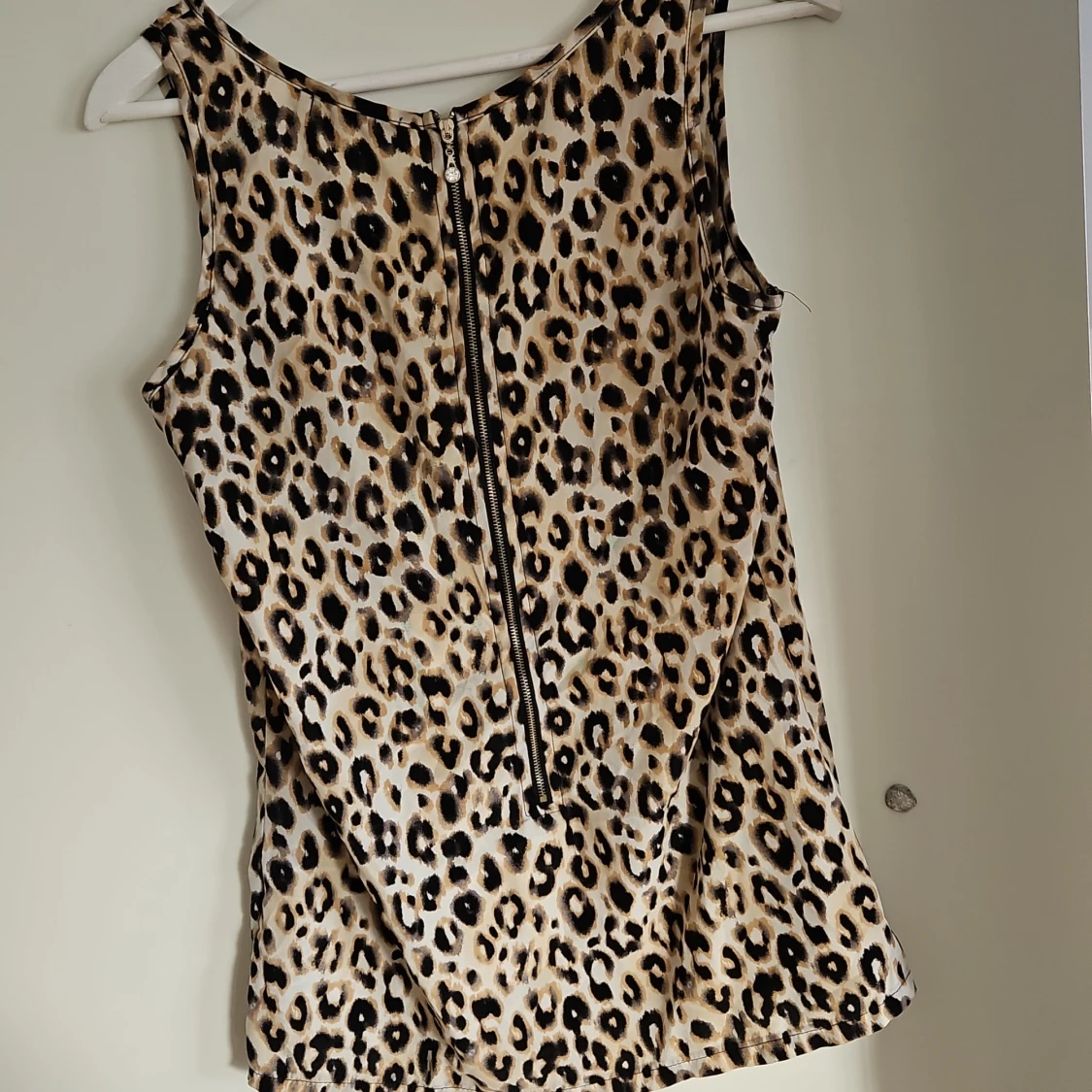 Leopardmönstrad ärmlös topp från Quiz - 1
