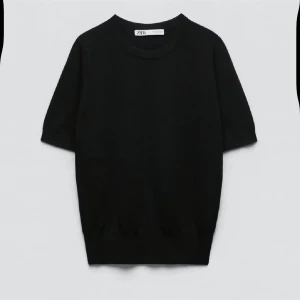 Svart kortärmad tröja från Zara - Säljer denna fina svarta T-shirt ifrån Zara💞skriv för fler bilder!!💞kommer inte till andvädning längre 