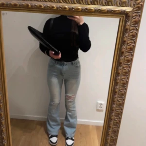 Petite bootcut jeans - Ljusblåa högmidjade jeans i bootcut i storlek petite xs. Pris kan du kan diskuteras 💕