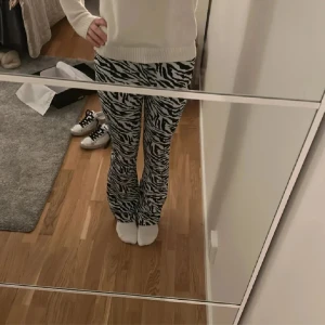 Lågmidjade zebra jeans  - Lånad bild skulle säga de passar allt mellan xs-m då de e stretchiga dom är nersydda (inte på bilden) men de är inte klippta i så om man inte gillar är de bara att sprätta upp. Inget som syns varken bakifrån eller framifrån 