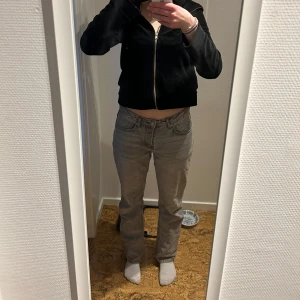 Grå jeans från lager 157  - Snygga grå jeans från 157 med en klassisk design. De har en rak passform. Jeansen har ingen gylf utan knappar. 