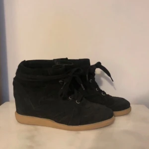 Isabell Marant liknande skor  - Snygga svarta sneakers med kilklack och snörning, med beige sula. Så snygga! Bra skick köpte av en tjej på Vinted men jag har aldrig använt dom. Hon sa att hon hade köpt dom för 1395kr 🌟