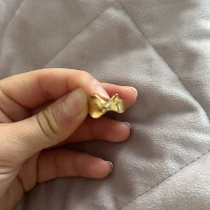 Guld ring - Aldrog anvönd så den är i nyskick. Dock vet jag inte vart den är ifrån, köpt utomlands