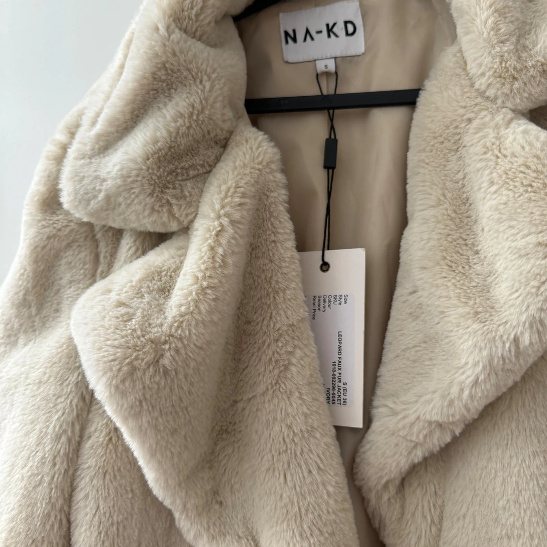 Beige pälsjacka från NA-KD - 3