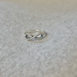 Infinity symbol ring - US storlek 7/7.5, diameter cirka 17.3–17.8 mm, omkrets cirka 54.5–56 mm.  Blanda och matcha dina favoriter! Köp flera artiklar tillsammans för rabatt och spara på frakten.  #silver #ring #vintage #smycken #klassisk