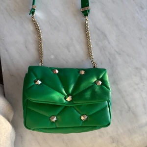 Jättesnygg grön axelväska - Säljer denna jättefina Zara väskan då den inte kommer till användning. Den är nästan aldrig använd. Priset är diskuterbart❣️