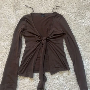 Brun långärmad topp från Gina tricot - Knappt använd, storlek xxs. 