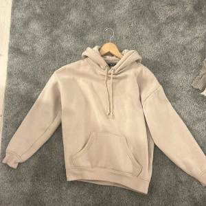 Beige Hoodie  - Jag säljer min hoodie för den inte kommer till användning och den är k storlek xs. Använd ett fårtal gånger och frakten ingår i priset. Den är från bikbok 