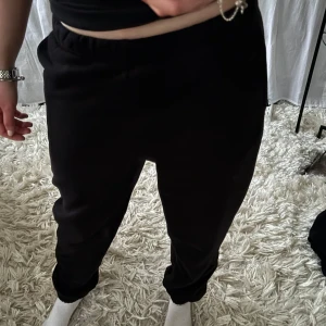 Svarta mjukisbyxor - Säljer ett par svarta mjukisbyxor med elastisk midja. Perfekta för en avslappnad stil och bekväma att bära hela dagen. Passar bra till en casual look.