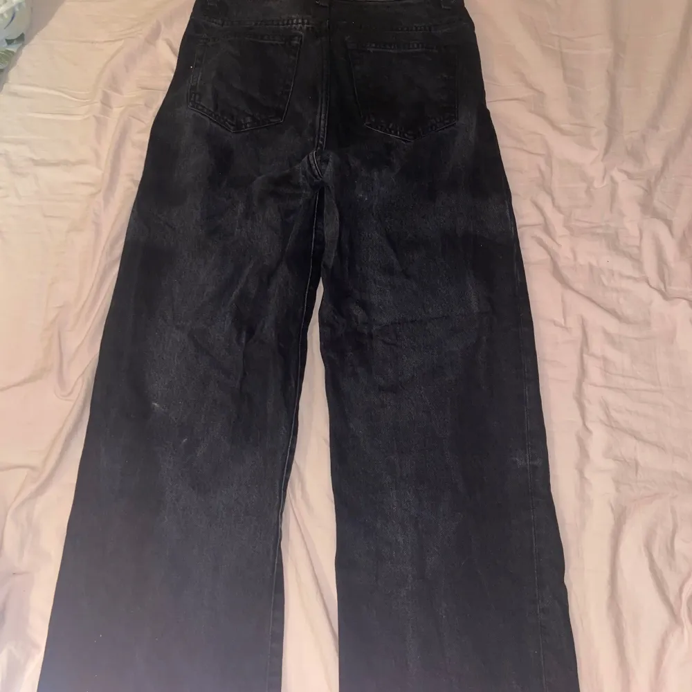Snygga svarta jeansbyxor från 157 Boulevard med en loose passform. Byxorna har en klassisk design med fem fickor och knappgylf. Perfekta för en avslappnad stil.. Farkut & Housut.