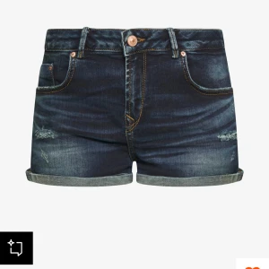 Mörkblå ltb jeansshorts - Snygga mörkblå jeansshorts från ltb med slitna detaljer. Skulle säga att dem är mid waist. Knappt använda då dom är för stora för mig. Stretch material. Nypris 400