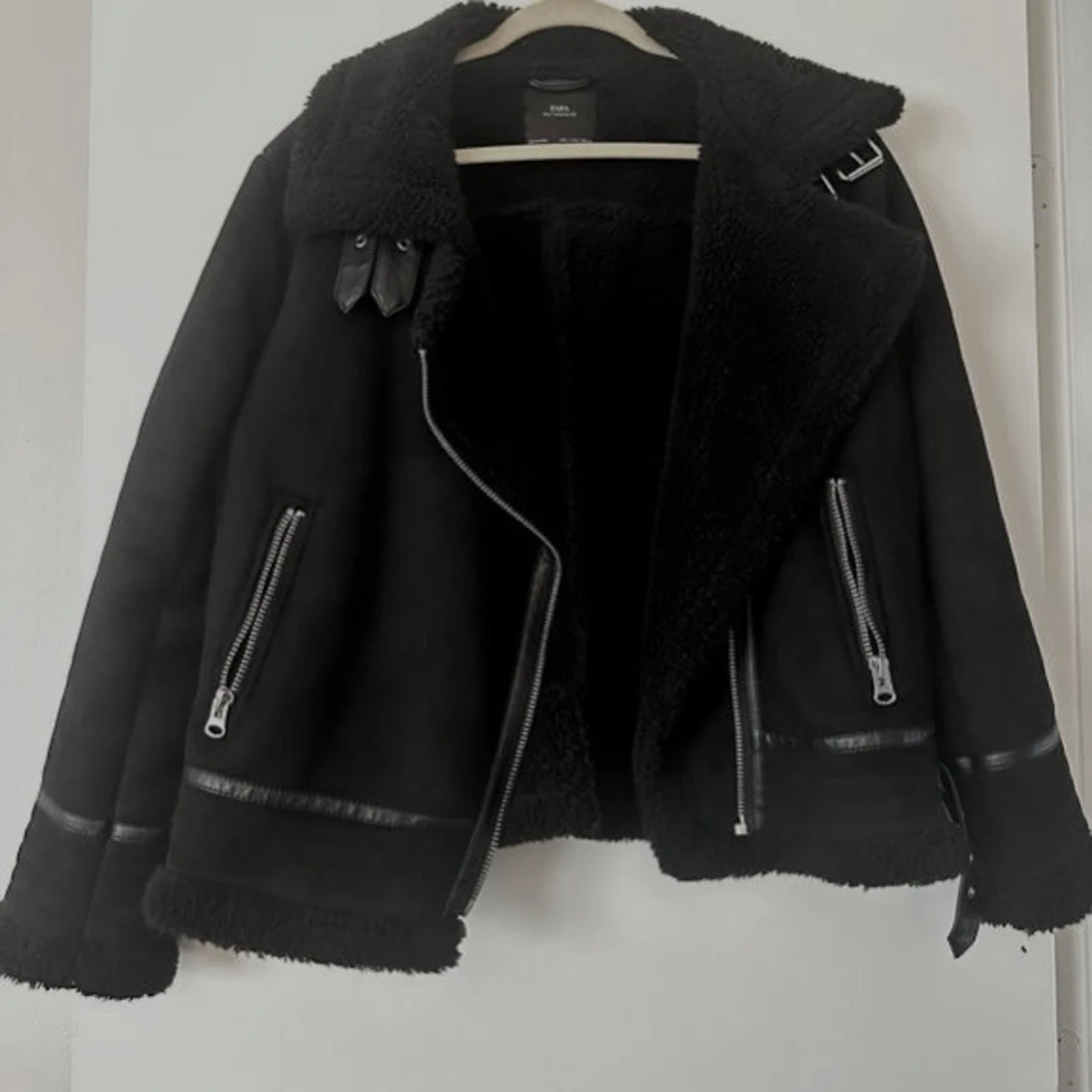 Svart jacka med fuskpäls