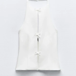 Rosa ärmlös topp med rosetter - Söt topp med rosetter från Zara i storlek XL, men passar mig som är storlek M i överdelar! Helt ny med prislapp kvar!😍