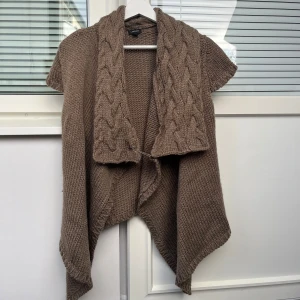Kortärmad Lindex Kofta - Supersöt lindex kofta i en kortärmad modell med snygg framsida!💓Den är superunik och verkligen sååå mjuk och skön! I bra skick använd väldigt lite💓