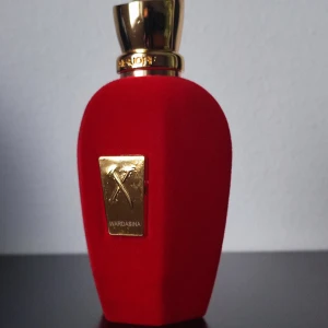 Xerjoff Wardasina velvet EDP 100ml - Xerjoff Wardasina. Velvet bottle. EDP. 100ml. The parfume comes without the box. It's almost full, used a few times. Please see the last picture! Unfortunately the sticker at the bottom has peeled off and some beautymarks on the actual bottle. This is a strong high quality and long lasting scent. Xerjoff advertising this as a unisex perfume but I think it suits better as a mens fragrance. I will sell this at a rather low price because of the flaws. If you have any questions just ask.