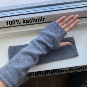100% kashmir handledsvärmare  - (säljer fler, kolla profilen)💕Egen sydda 100% kashmir handledsvärmare/torgvantar i en fin beige färg. Vantarna är jätte mjuka och har inga defekter, perfekta nu till kylan😊 Jag har själv sytt de och kashmir är ett svårt matrial att jobba med så ta det i åtanke och pruta gärna inte😅🙏🏻 Nya 100% kashmir vantar kostar ca 700 kr men här får ni för halva priset!!❤️ (sista bilden är materialet det är sytt av) SÄLJER FLER, även i beige!