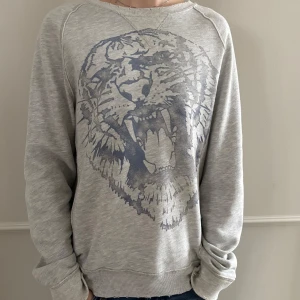 Abercrombie & Fitch sweatshirt - Säljer denna tvär snygga sweatshirt från Abercrombie & Fitch, tröjan har en riktig fet vintage style med olika sorters slitningar som är skapade när jag köpte tröjan. En riktig fet tröja för olika sorters outfits och passar nästan till vad som helst. Storlek L, Tveka inte på att höra av dig vid minsta fundering.