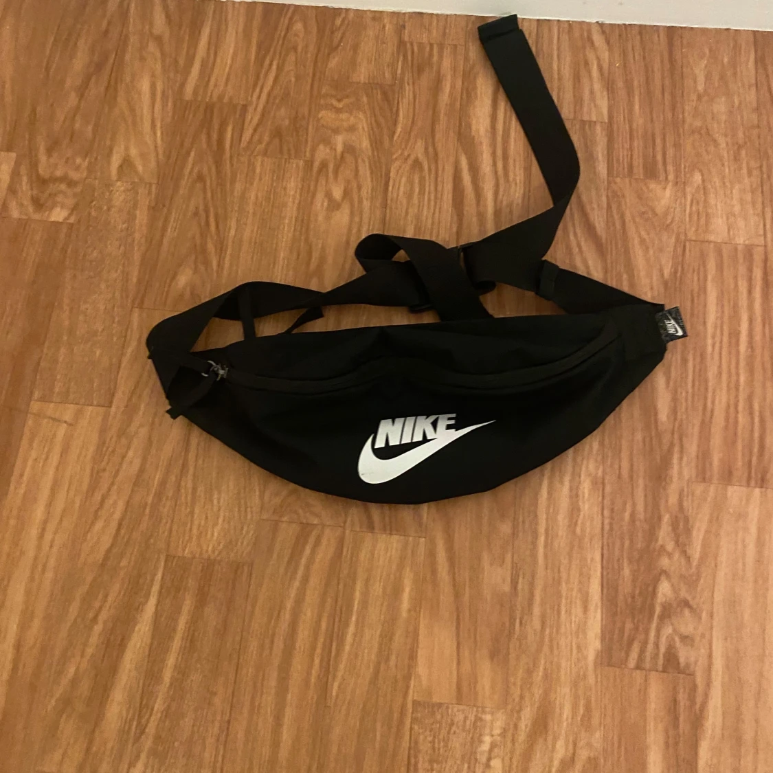 Svart midjeväska från Nike