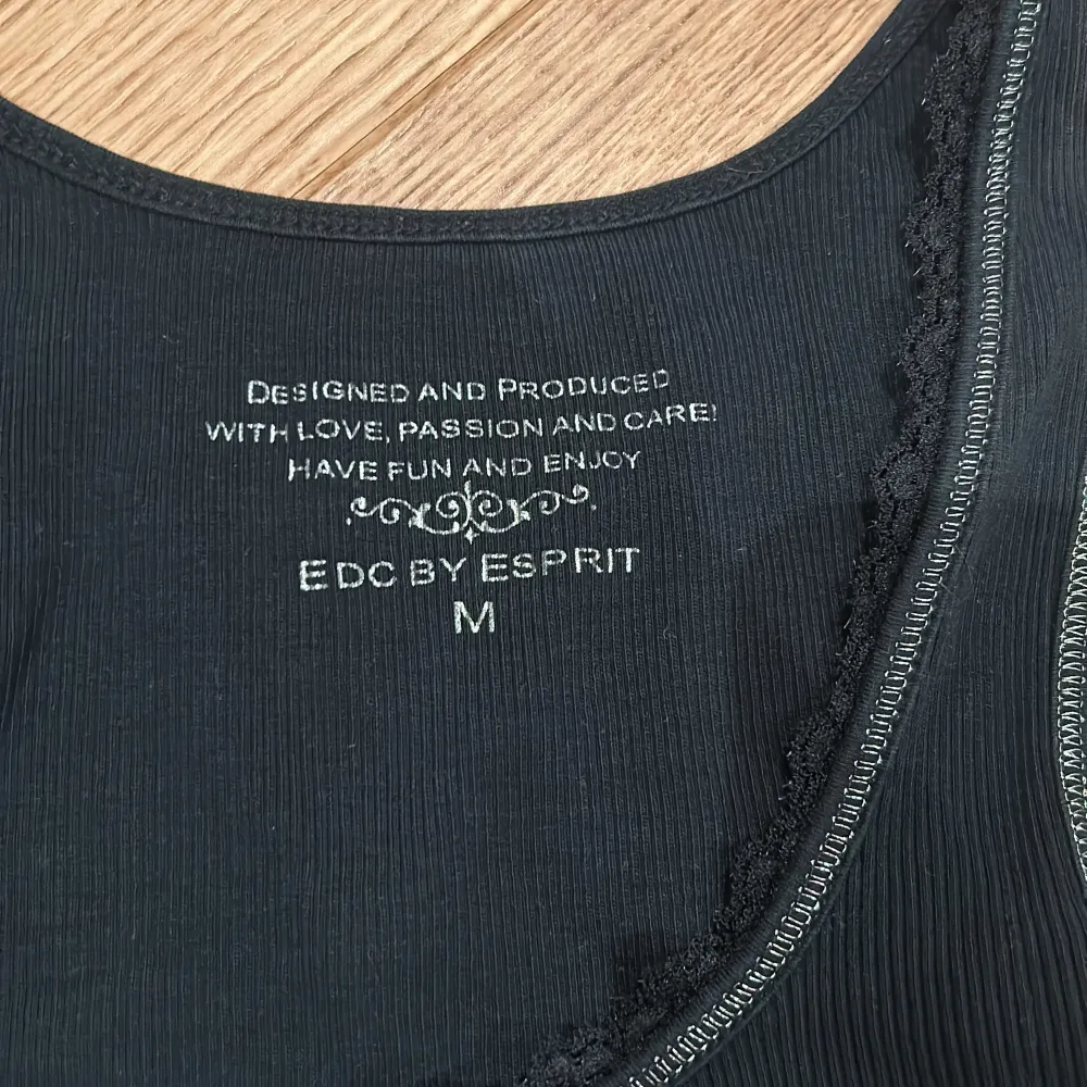 Snygg svart linnetopp från EDC by Esprit med spetsdetaljer vid halsringning och nederkant. Perfekt för en stilren look. Tillverkad i ett mjukt och bekvämt material.. Yläosat.