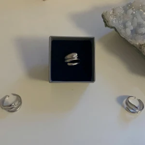 Bella ring  - 55kr/st, justerbar och rostfri vilket innebär att de inte tappar färg eller färgar av sig💞 beställ via plick eller Ebnorth.quickbutik.se🫶🏼