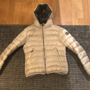 Beige dunjacka från Colmar - Säljer min Colmar jacka pga att jag inte använder den längre. Det är storlek 36 och den passar på mig som är storlek S/M. Den är lite smutsig på axeln men går bort lätt. Den är köpt vintern 2023 och kemtvättades den här vintern. Inga skador. Köpt för 4500. Kan gå ner i pris vid snabb affär. Skriv för digitalt kvitto. 🥰