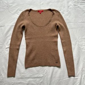 Guess långärmad tröja  - Guess långärmad tröja  Vid köp av flera varor får du rabatt 💛