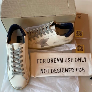 Golden Goose sneakers med stjärndetalj - Tja, säljer dessa tvär snygga golden goose skor, som endast har prövats någon enstaka gång utomhus! Allt og medföljs, dustbag, påsar till skorna, tags (allt på bild 3). Ordinarie pris 6000kr    25.3 cm innemått!  Skriv för frågor och funderingar!!