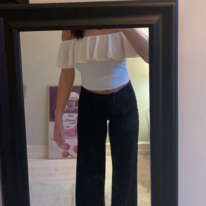 Vit offshoulder topp med volang - Säljer en stilren vit offshoulder topp med volang. Storlek S💛
