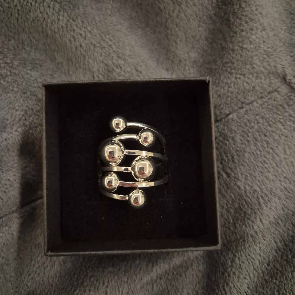 GRATIS GÅVA MED VARGE ORDER!! Supertrendig stockholmsstil tjejer, ring silver. Vinter ring silver smycke. Gjord av stål, jag svarar och skickar alltid snabbt!. Asusteet.