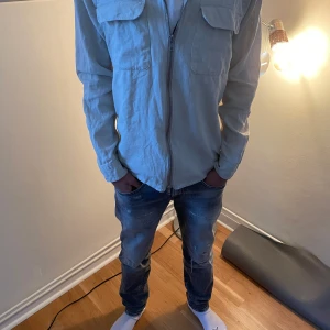 Beige overshirt med dragkedja - Cardigan/overshirt från ciszere där de säljs exklusiva herr kläder. Denna är köpt online för 1600kr 