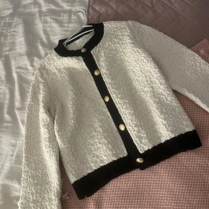 Kofta med guldknappar - Snygg kofta från H&M, prislappen kvar och helt oanvänd, storlek Medium men sitter snyggt på mig som har s/m