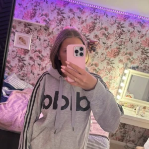 Vintage Adidas Hoodie - Använd men i väldigt fint skick, lite nopprig längst ner på armen men annars väldigt fin, kom med pris förslag vill bli av med allt inför flytt💘