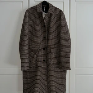 Mönstrad ullrock från Minimum - Säljer en HELT NY rock gjord av ull, från märket Minimum. || Storlek L. || Köptes för ett bra tag sedan men har aldrig kommit till användning. || Nypris 2600kr, jag tänker att jag släpper den för 1000kr eller bästa bud. || Tveka inte höra av dig vid frågor.