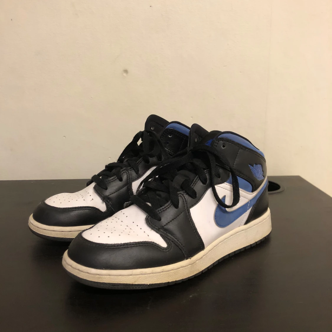 Nike Air Jordans i svart, blå och vit