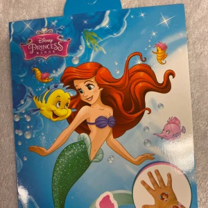 Disney Princess Barn Tatuering klistermärken med Presentförpackning  - Ett set  Disney Princess tatuering klistermärken med motiv av Ariel och Sofia. Innehåller flera ark med olika design och figurer från de populära Disney-prinsessorna. 3år + . 4 ark / paket, 75kr/paket 
