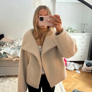 Beige teddyjacka - Mysig beige teddyjacka från Gina❤️använd 2 ggr så den är o jättebra skick! Köpt för 600kr